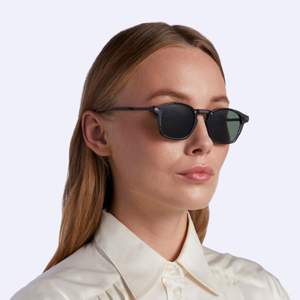 AM02 F Black With Flash Green Lenses