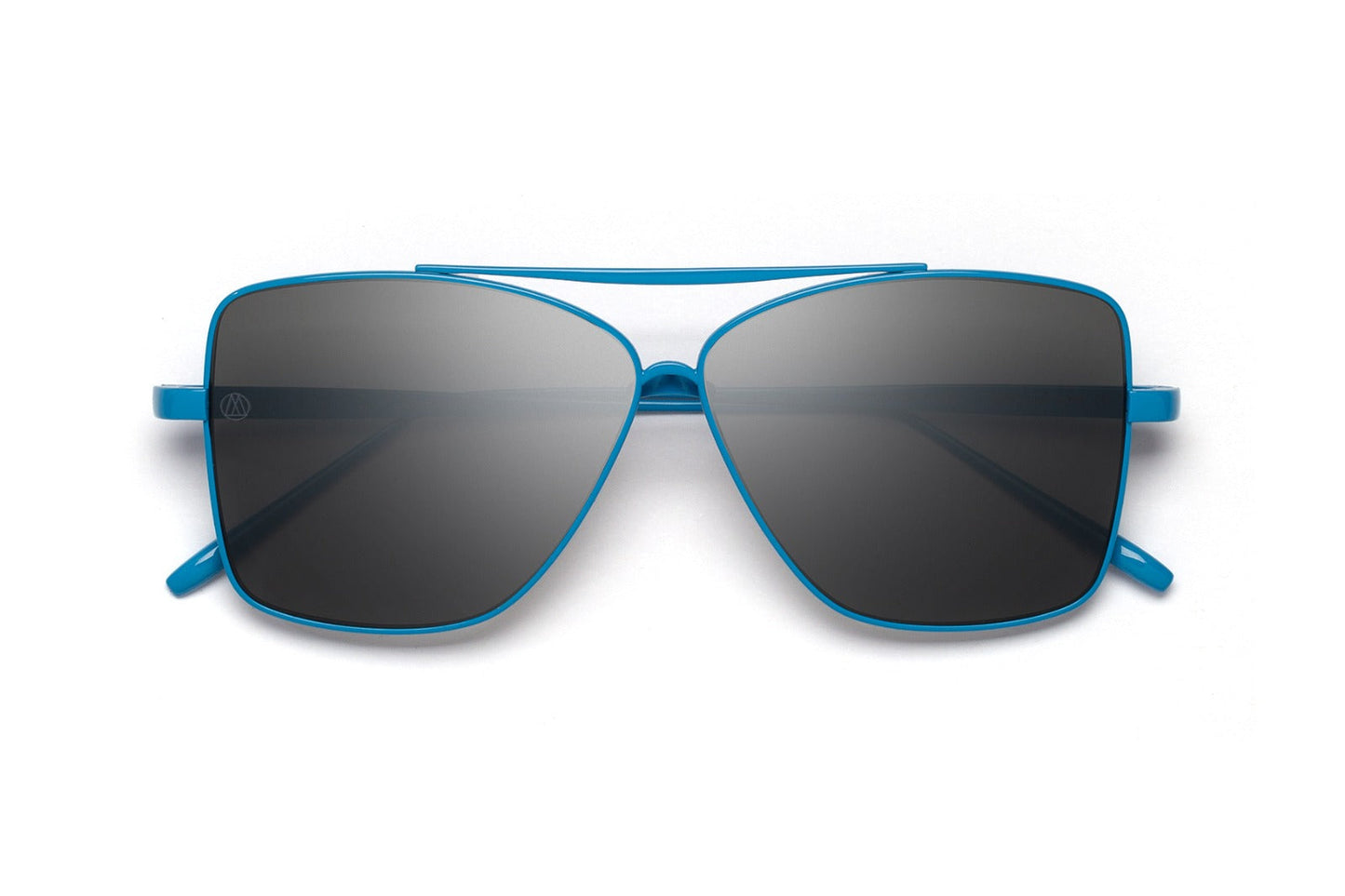 L7P  8M8 Blue Bugatti / Titanium